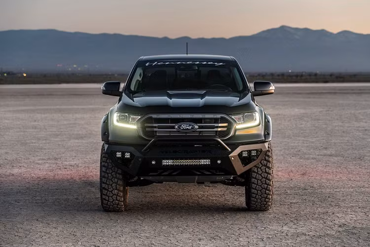 Vẫn như thông lệ truyền thống của nhà độ Hennessey, mẫu xe bán tải Ford Ranger sau khi qua bàn tay của nhà độ này sẽ được "lột xác" cả trong lẫn ngoại, cả về thể xác lẫn tâm hồn. Thật vật, Ford Ranger VelociRaptor 2019 mới sở hữu một bộ body-kit hoàn toàn mới, trần trụi và khoẻ khoắn hơn rất nhiều.