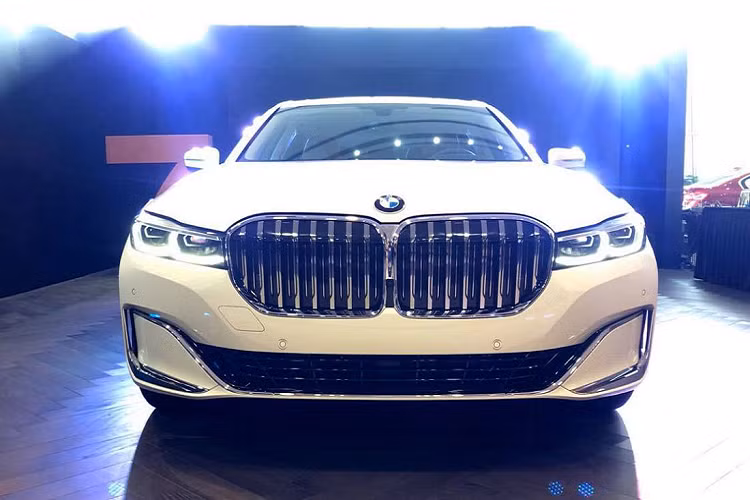 Cuối tuần vừa qua, Thaco đã tổ chức lễ giới thiệu mẫu BMW 7-Series 2020 mới tới khách hàng tại một đại lý ở TP HCM. Đây là bản nâng cấp facelift giữa chu kỳ thế hệ (LCI – Life Cycle Impulse, cách gọi riêng của BMW), từng ra mắt trên tầm quốc tế vào tháng 1/2019 và ngay lập tức gây ấn tượng với thiết kế mới khẳng định quyền lực và đẳng cấp.