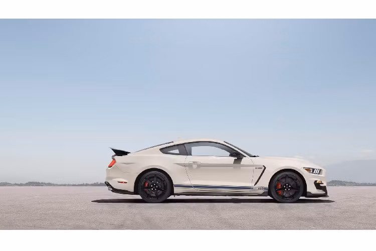 Có thể nói, Shelby American chính là hãng độ “ruột” của thương hiệu Ford, khi họ đã bắt tay vào nâng cấp hiệu suất cho dòng xe thể thao Mustang từ năm 1965 cho đến ngày nay.