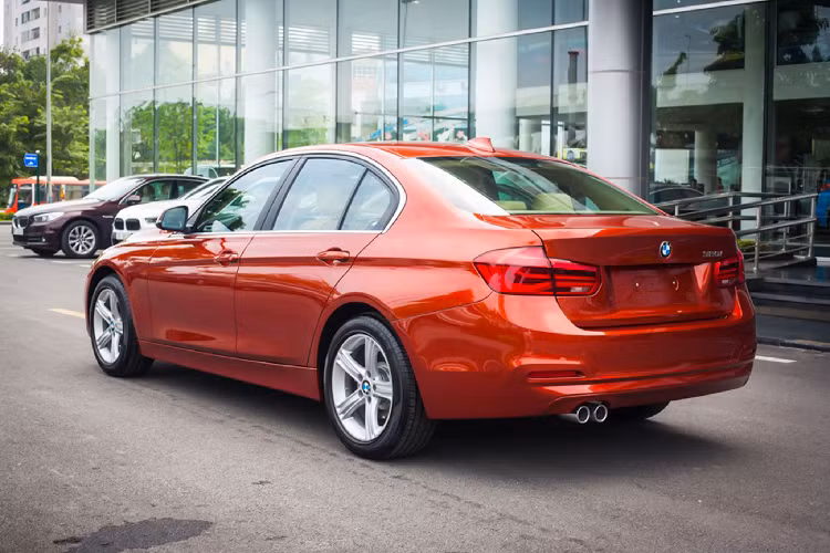 Mức giá sau giảm chỉ còn 1,355 tỷ đồng cho phiên bản BMW 320i (F30) tiêu chuẩn nhập Đức đã rẻ hơn 140 triệu đồng so với Mercedes-Benz C200 (W205 facelift) mới nhất đang có giá phân phối chính hãng 1,499 tỷ đồng.