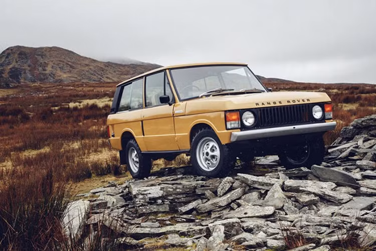 Ý tưởng lấy một chiếc xe đa dụng như Land Rover và thay đổi thiết kế hệ thống treo lò xo và đặt động cơ V8 dưới mui xe như một điều hiển nhiên, nhưng hãng xe Anh quốc này đã làm điều đó từ những năm 1970 trước những hãng xe khác. Land Rover đã chế tạo những chiếc xe nhanh hơn, êm ái và không gian lớn hơn đi kèm với việc thay động cơ và hệ thống treo. Kết quả là chiếc Range Rover sang trọng ra đời với dẫn động 4 bánh vừa có thể thoải mái trên đường trường nhưng cũng mạnh mẽ trên đường off-road.