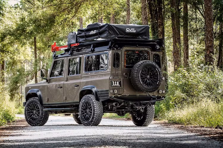 Có thể khẳng định một điều, Land Rover Defender ECD là một trong những lựa chọn hàng đầu dành cho các phượt thủ yêu thích những chuyến đi dã ngoại, băng qua sông, suối và các con đường khó khăn, hiểm trở.