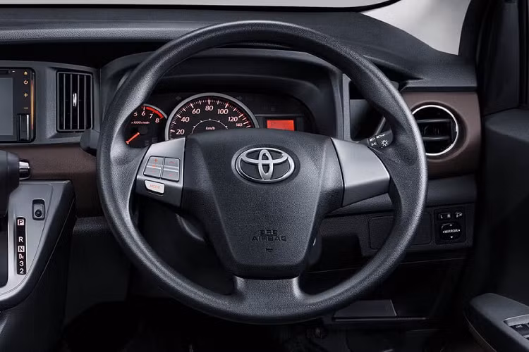 Tương tự như vậy, kích thước của mẫu MPV 7 chỗ này cũng được giữ nguyên, cụ thể là chiều dài 4.070 mm, rộng 1.655 mm, cao 1.600 mm và chiều dài cơ sở 2.525 mm. So với người anh em Avanza có chiều dài 4.200 mm, rộng 1.660 mm, cao 1.695 mm và chiều dài cơ sở 2.655 mm, Toyota Calya 2020 nhỏ hơn đáng kể.