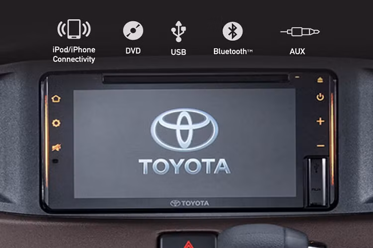 Bên trong Toyota Calya 2020 là không gian nội thất gần như giống hệt phiên bản cũ, trừ màu sắc tối hơn. Sự thay đổi đáng chú ý nhất trong nội thất là màn hình cảm ứng của hệ thống thông tin giải trí và vô lăng tích hợp phím âm thanh trên bản G cao cấp. Bản còn lại của Toyota Calya 2020 chỉ dùng đầu 2-DIN với cổng USB.