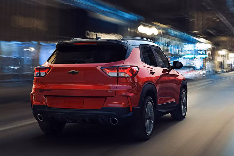 Tạm bỏ qua nền tảng kỹ thuật thì có thể thấy mẫu TrailBlazer “mới” lần này có ngoại hình cũng không đến nỗi nào. Xe được quảng cáo là lấy cảm hứng từ mẫu xe concept FNR CarryAll từng ra mắt vào tháng 11 năm ngoái, có đèn pha được đặt bên dưới còn cụm đèn LED DRL và đèn sương mù lại nằm phía trên, cùng với cột A sơn đen và cột C được cắt ngang tạo nên cảm giác “mui nổi” độc đáo.