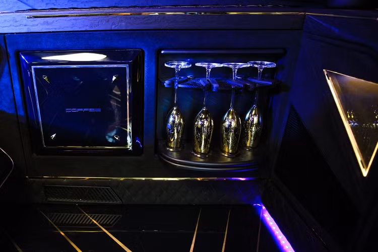 Ngoại hình Karlman King 2019 mới sở hữu phong cách bụi bặm, hầm hố theo kiểu nhà binh và khá giống với một chiếc xe bọc thép của quân đội. Các chi tiết như mặt ca-lăng, đèn chiếu sáng, đèn định vị hay toàn bộ thân xe đều được thiết kế góc cạnh và vô cùng dữ dằn.