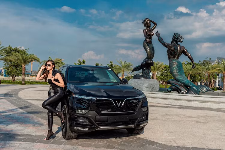 Chiếc SUV VinFast Lux SA 2.0 trong “bộ cánh” đen mạnh mẽ xuất hiện cùng người đẹp Nguyễn Thị Trà My (sinh viên trường Đại học Đông Đô) ở thành phố biển giữa lòng thủ đô Vinhomes Ocean Park (Gia Lâm, Hà Nội).