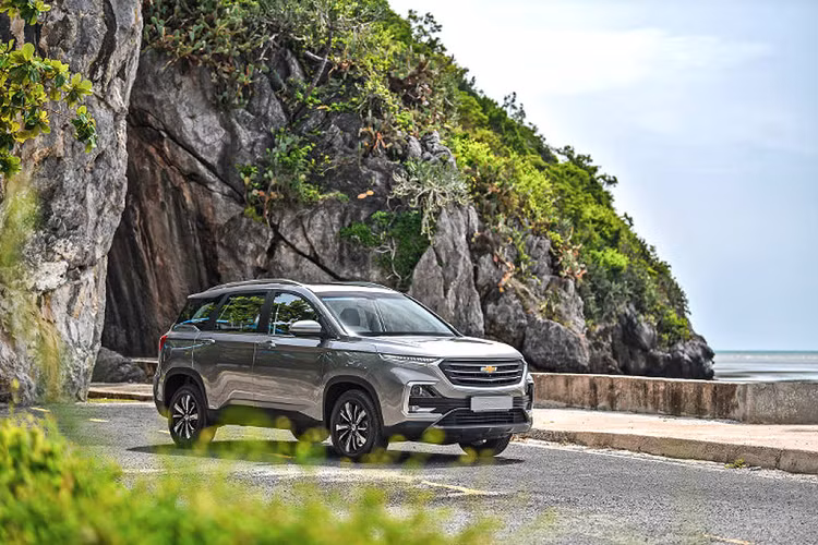 Cửa sổ trời toàn cảnh với kính tráng cách nhiệt và chống UV, tấm che nắng tự động. Cabin Chevrolet Captiva 2019 phiên bản cao cấp được trang bị màn hình cảm ứng cỡ lớn, tích hợp camera 360 độ (AVM – Around View Monitor), hệ thống điều hòa tự động…