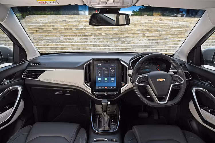 Sức mạnh truyền đến các bánh xe thông qua hộp số CVT 8 cấp. Xe có hai chế độ lái là Eco và Sport.