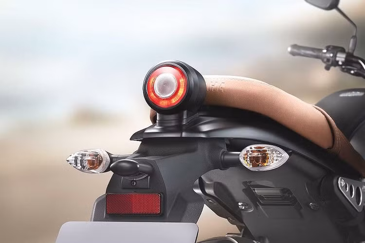 Ngoài thiết kế khác biệt, XSR155 vẫn tiếp tục chia sẻ hệ khung nhôm thể thao Deltabox và động cơ SOHC xi-lanh đơn 155cc với nhiều công nghệ như van biến thiên VVA, ly hợp chống trượt Slipper Clutch từ MT-15. 