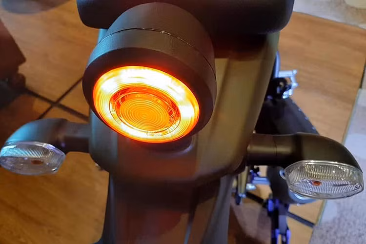 Ngay từ ngày 17/8, Yamaha đã bắt đầu mở bán XSR155 tại Thái với 4 màu sắc khác nhau. Dù chưa được Yamaha Việt Nam phân phối, nhưng dự kiến XSR155 sẽ nhanh chóng có mặt tại nước ta trong thời gian ngắn sắp tới khi được các cửa hàng tư nhân nhập về.