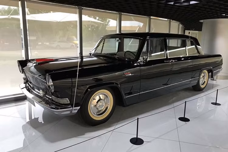4. Hồng Kỳ CA770 1974 Kế nhiệm cho mẫu xe CA72, Hồng Kỳ CA770 là niềm tự hào của một thế hệ người Trung Quốc. Được phát triển trên nền tảng của Chrysler Imperial, CA770 có khá nhiều biến thể bao gồm một phiên bản có 3 hàng ghế và một phiên bản bán tải. Ban đầu, nhiều linh kiện của Hồng Kỳ CA700 được lấy từ Lincoln Town Car nhưng sau đó hầu hết linh kiện tới từ Peugeot 504 và Audi 100/200.