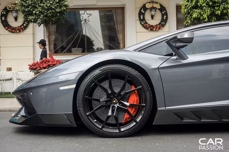 Khác biệt với phần lớn những chiếc Lamborghini Aventador LP700-4 còn lại ở Việt Nam, “siêu bò” này sở hữu bộ mâm đa chấu được sơn đen. Bên trong là hệ thống phanh đĩa hiệu năng cao với cùm phanh sơn đỏ cùng đĩa phanh gốm carbon có khả năng chịu nhiệt lớn nên sẽ bền hơn so với phanh thép thông thường.