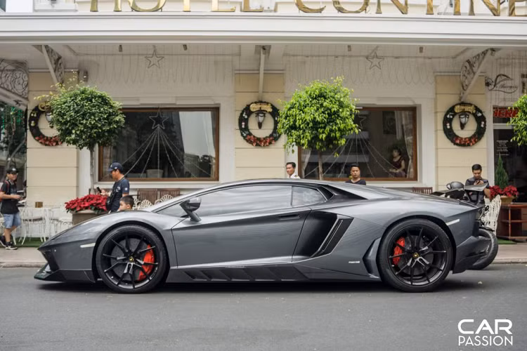 Chưa hết, gói độ Novitec Torado còn mang đến một số những chi tiết carbon khác cho phần ngoại thất như ốp gương chiếu hậu, ốp hốc gió hông và hai thanh nẹp sườn hầm hố bên hông xe. Không những cải thiện khả năng vận hành cho Lamborghini Aventador LP700-4 mà gói độ Novitec Torado còn mang đến một vẻ ngoại mang đậm tính khí động học cho siêu xe Ý.
