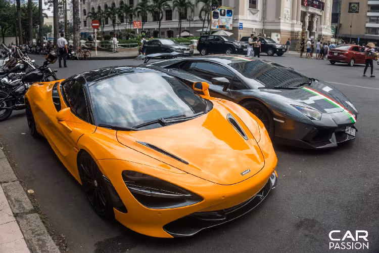 Xuất hiện bên cạnh chiếc Aventador độ Novitec Torado là mẫu siêu xe Anh Quốc McLaren 720S màu cam thuộc sở hữu của doanh nhân Nguyễn Quốc Cường, xe đã được vị doanh nhân nổi tiếng này độ lại với bộ mâm HRE, hệ thống treo của VelocityAP và hệ thống ống xả Unobtanium.