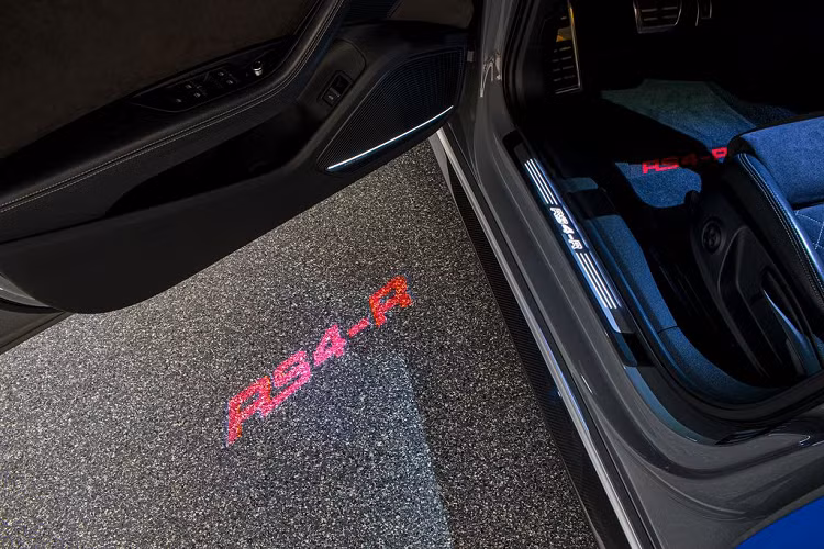 Con số về hiệu năng trên chiếc Audi RS4 Avant Police mới này đã không được ABT tiết lộ tuy nhiên, những gì nguyên bản trên xe đã là đủ để đem lại cảm giác phấn khích cho người ngồi sau vô lăng.