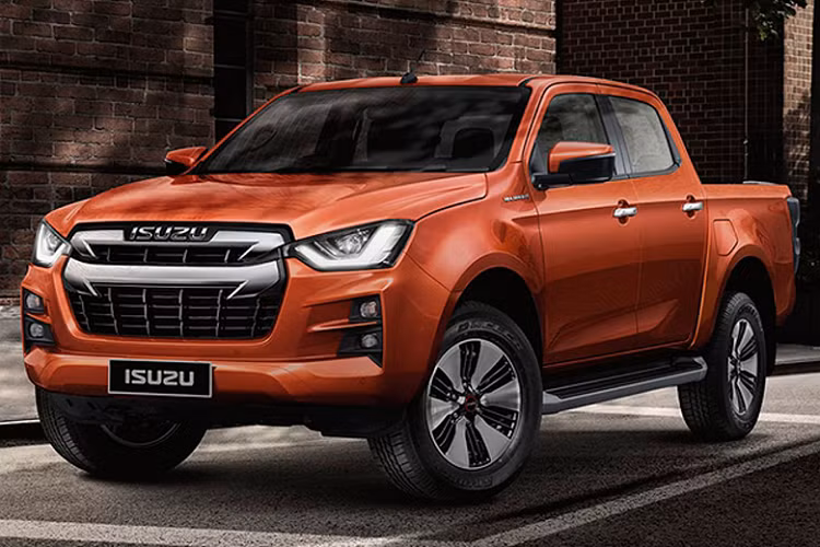 Isuzu D-max hoàn toàn mới dài hơn 65 mm, rộng hơn 10 mm, thấp hơn 30 mm, trong khi chiều dài cơ sở dài hơn 30 mm. Về thiết kế ngoại thất, Isuzu D-Max vẫn duy trì phong cách thiết kế vuông vức mạnh mẽ của ‘’người tiền nhiệm’’. Tuy nhiên, Isuzu đã thêm nhiều chi tiết giúp D-Max thêm nổi bật và thu hút hơn như: cụm lưới tản nhiệt cỡ lớn theo phong cách Audi kéo dài toàn bộ chiều cao của phần đầu xe.
