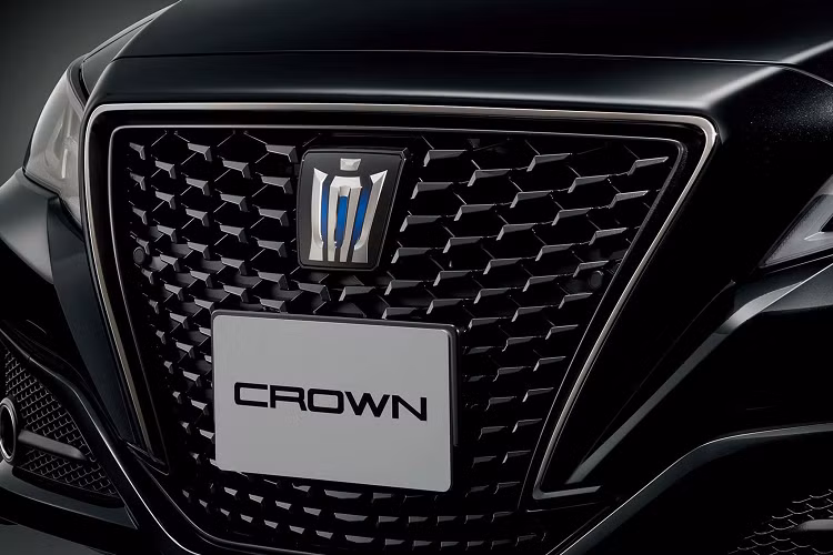 Mẫu xe sedan Toyota Crown mới sở hữu đèn pha và đèn hậu LED màu khói, bên cạnh các chi tiết mang màu đen lịch lãm ở viền cụm lưới tản nhiệt, đèn sương mù và thanh nẹp trang trí ở trên biển số phía sau xe.