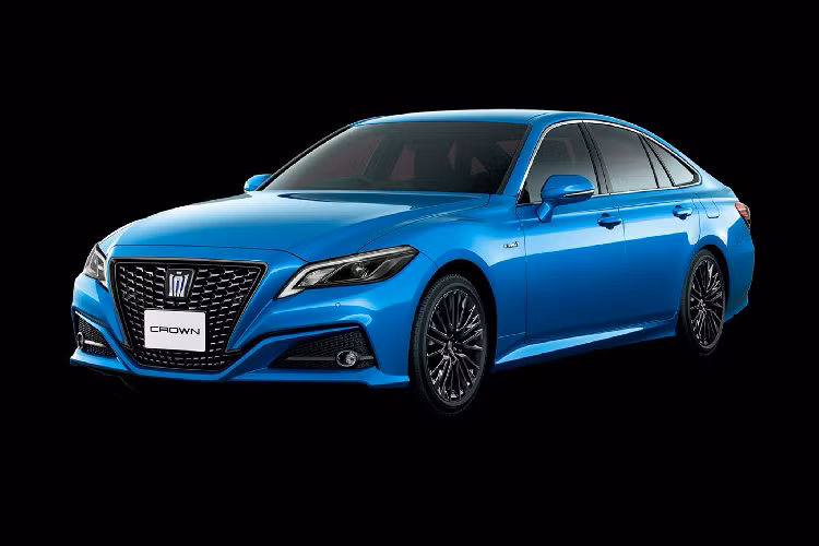 Toyota Crown Sport Style cũng đi kèm gói trang bị an toàn được bổ sung như: cảnh báo điểm mù - Blind Spot Monitoring (BSM) và hệ thống phanh tự động tránh va chạm phía sau Rear Cross-Traffic Braking.