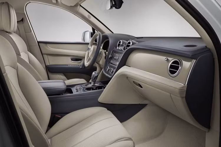 Ở chế độ Hold, Bentayga Hybrid sẽ trải đều việc sử dụng năng lượng để pin duy trì mức hiện tại – một mẹo được thiết kế cho các hành trình dài kết thúc ở trung tâm thành phố.