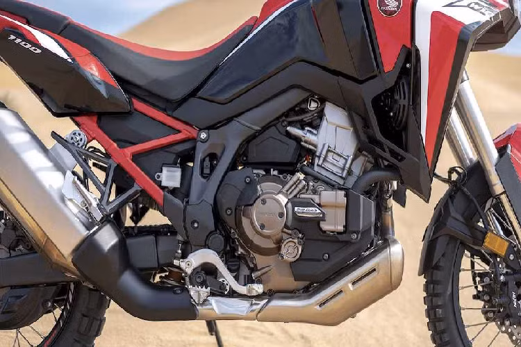 Không chỉ đơn thuần "đôn dên", động cơ này còn được Honda cải tiến khá nhiều với áo xi-lanh bằng nhôm, kim phun mới, họng ga đường kính lớn hơn là 46mm, đường kính van nạp/xả tăng từ 9,2/8,6mm lên thành 10,1/9,3mm, trục cam mới, buồng đốt bugi kép, hệ thống xả với van pô biến thiên Exhaust Control Valve (ECV) và ECU được map lại.