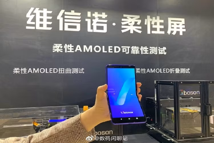 Trung Quoc lai sap ra mat smartphone man hinh gap dau Samsung