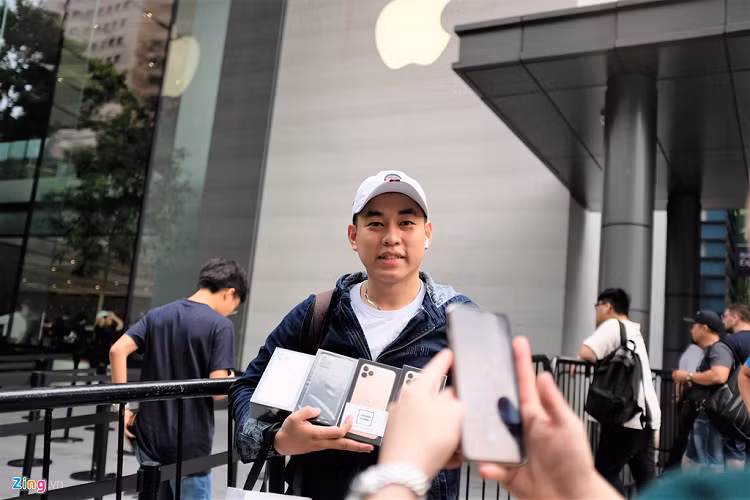 Ngay sau khi có trên tay những chiếc iPhone mới, nhiều chủ cửa hàng bắt đầu chụp hình gửi về cho khách hàng của mình tại Việt Nam. 