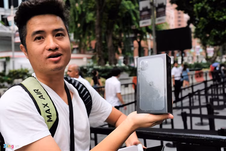 Anh Nguyễn Ngọc Phú, chủ một cửa hàng điện thoại tại TP.HCM vừa nhận được chiếc iPhone 11 Pro Max và chuẩn bị mang máy về Việt Nam giao cho khách. 