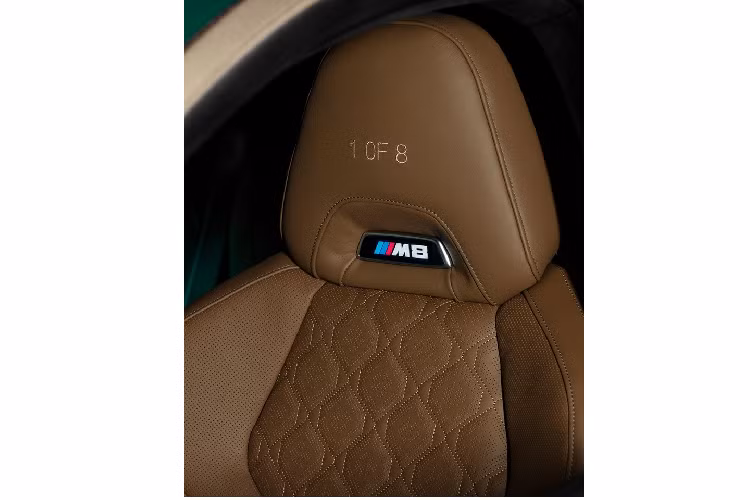 Bên trong, nội thất của chiếc sedan hiệu suất cao này được phối màu theo hơi hướng sang trọng với ghế ngồi bọc da bò (BMW Individual Taruma Brown) hoặc màu trắng, đi cùng những đường chỉ khâu quả trám ở lưng ghế.