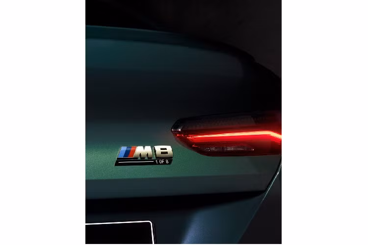 Kết hợp với màu sơn này, ở các viền cửa, lưới tản nhiệt và ốp gương, BMW Individual thêm vào các chi tiết ốp nhôm tăng vẻ sang trọng. Những chi tiết nhôm này được hoàn thiện với màu sơn vàng.