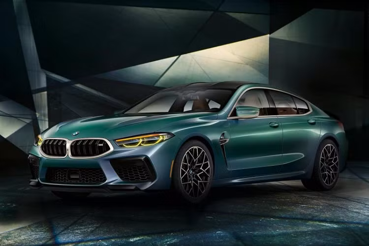 Là một phiên bản đặc biệt, tuy nhiên điều này không thể ngăn BMW và bộ phận Individual Manufaktur khiến chiếc xe trở nên độc đáo hơn nữa. 8 chiếc BMW M8 Gran Coupe First Edition đầu tiên xuất xưởng sẽ được can thiệp bởi bộ phận này với ngoại hình, nội thất được phối đặc biệt.