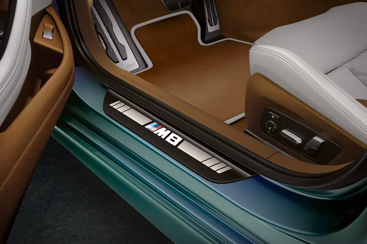 Tại thị trường Mỹ, giá xe BMW M8 Gran Coupe sẽ từ 130.995 USD và 143.995 USD cho biến thể Competition. Những chiếc BMW M8 Gran Coupe đầu tiên sẽ đến tay khách hàng vào tháng 4 năm sau.