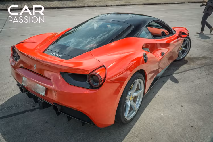 Chiếc Ferrari 488 GTB tại Sài Gòn này sử dụng bộ mâm năm chấu màu bạc, kích thước 20 inch cho cả bánh trước và bánh sau. Bên trong, hệ thống phanh của xe nổi bật với cùm phanh màu vàng và đĩa phanh bằng hợp kim gốm – carbon. Khi còn thuộc sở hữu của chủ nhân trước, xe đã được nâng cấp với một số chi tiết bằng sợi carbon như ốp đèn, ốp hốc gió, tay nắm cửa và nắp bình xăng đến từ Novitec.