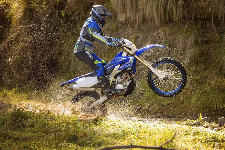 Yamaha WR250F 2020 nhẹ hơn, thấp hơn và dài hơn đời cũ. Dù có bình xăng lớn hơn, nhưng chiếc xe có trọng lượng ướt chỉ đạt 115,21kg - nhẹ hơn trước đây tới 1,8kg. Yên xe đưọc thiết kế cứng và phẳng hơn, đồng thời thấp hơn 1,27cm. Trong khi đó khoảng sáng gầm xe đã giảm 6,35mm. Độ ổn định của WR250F mới được tăng lên vì chiều dài cơ sở lớn tới 1,48m và góc cổ phốt đạt 27,2 độ. 