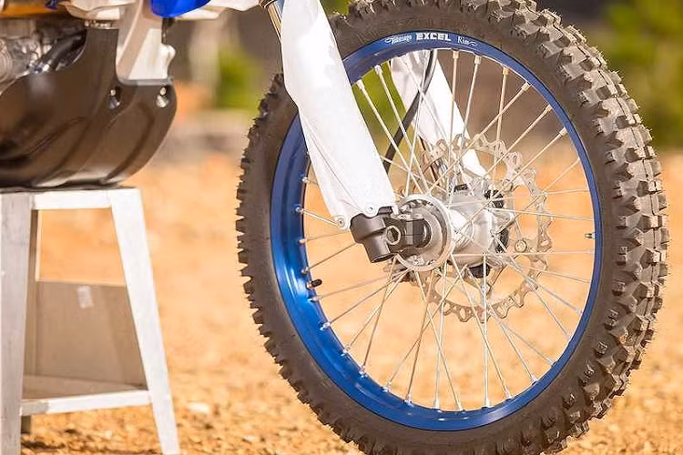 Hộp số 6 cấp với tỷ số truyền giữa các cấp rộng của WR250F nay có bộ ly hợp mới. Yamaha cho biết bộ côn của WR250F 2020 vừa nhẹ hơn, vừa bền hơn trước. Các lá côn nay có khả năng chịu nhiệt cao hơn, cùng với tay côn nhẹ hơn trước. 