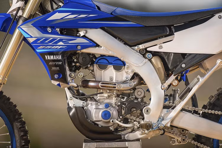 Hãng xe máy Yamaha tuyên bố WR250F mới "mạnh hơn ở vòng tua máy cao và cung cấp lực máy ở mọi dải tua". Động cơ của xe được cải tiến với piston nhôm rèn cho tỷ số nén cao hơn, cùng với góc xú-páp và thời gian đóng mở van xả được tinh chỉnh lại.