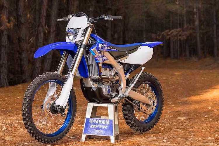 Chia sẻ khung hình với YZ250F, Yamaha WR250F 2020 có một vài thay đổi để làm cho khung xe bền hơn với lực kéo động cơ lớn và sẵn sàng cho các giải đua enduro. Để cung cấp cho WR250F phù hợp hơn với các giải địa hình đường trường, WR250F có hai pad treo động cơ từ YZ250FX, cùng với hai pad khác được thiết kế dành riêng cho dòng xe này. 