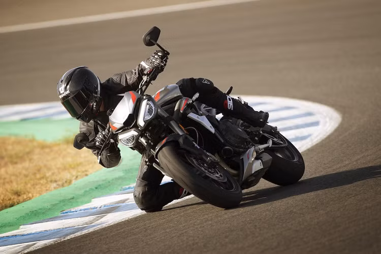 Hệ thống xả mới không chỉ giúp Street Triple RS đạt tiêu chuẩn khí thải Euro 5, mà còn có chụp pô bằng sợi carbon đẹp mắt. Những hệ thống hỗ trợ người lái vẫn được giữ nguyên từ đời cũ, với những sự bổ sung là hệ thống sang số nhanh 2 chiều lên/xuống tiêu chuẩn và bảng đồng hồ có khả năng kết nối với điện thoại thông qua ứng dụng MyTriumph.