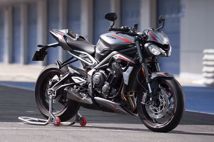 Giữ đúng lời hứa trước đây, Triumph Street Triple RS 2020 mới đã được hãng xe Anh Quốc ra mắt vào ngày 7/10/2019 vừa qua. Ở đợt ra mắt này, chỉ có duy nhất một phiên bản cao cấp nhất của chiếc xe là RS được công bố. Tuy nhiên trong thời gian tới, chắc chắn các bản thấp hơn là R và S cũng sẽ lần lượt nhận được những cải tiến tương tự.