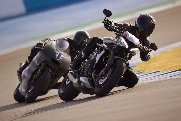 Tuy nhiên ngoài phần thân vỏ, Street Triple RS 2020 lại không được nâng cấp nhiều so với phiên bản trước đây. Trong đó khối động cơ 3 xi-lanh DOHC 765cc của chiếc xe đã được thay van xả cùng trục khuỷu, cấp số 1 - 2 có tỷ số truyền ngắn hơn, bộ côn và đối trọng cân bằng mới để đạt công suất và mô-men xoắn lớn hơn 9% ở tầm tua máy trung bình. Cỗ máy này vẫn đạt công suất tối đa 121 mã lực nhưng có mô-men xoắn cực đại tăng lên mức 79Nm tại 9.350rpm.