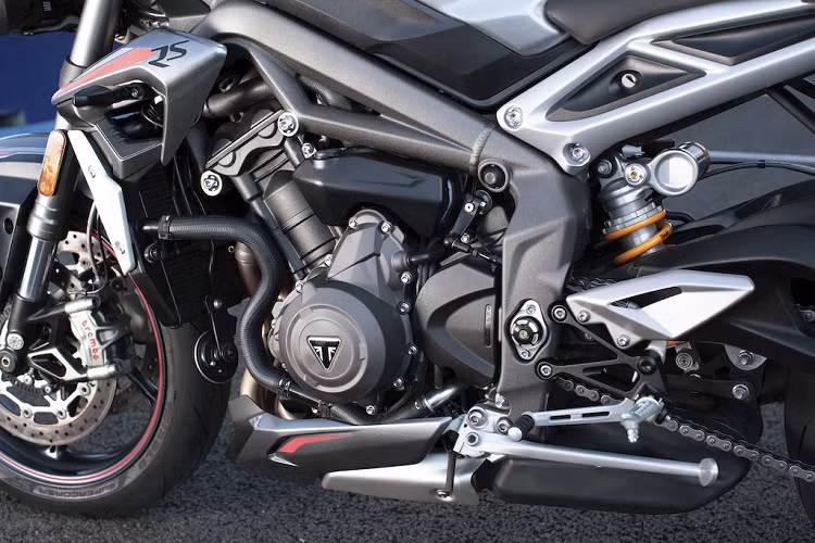 Ở phía sau, phần đuôi xe nay cũng được tích hợp 2 hốc gió .theo kiểu Ducati Panigale, kết hợp với ốp yên solo gân guốc hơn - khách hàng có thể thay lại yên cho người ngồi sau nếu muốn khi Street Triple RS vẫn có sẵn gác chân sau.