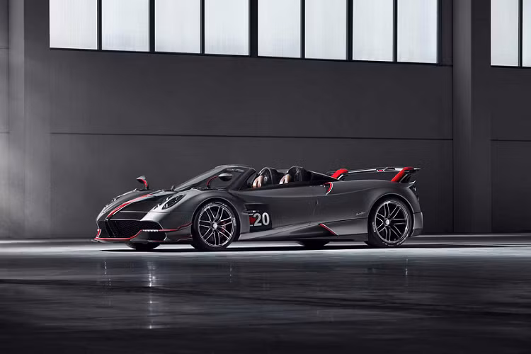 Với Pagani, mỗi chiếc xe đều là một tác phẩm nghệ thuật của tốc độ. Huayra Roadster BC là mẫu xe mới nhất của hãng ở thời điểm hiện tại, nó được kết hợp giữa thiết kế khí động học của Huayra BC cùng phần mui tháo rời của Huayra Roadster. Xe có trọng lượng rất nhẹ, chỉ 1.217 kg, cùng với đó là sức mạnh 800 mã lực đến từ động cơ V12 tăng áp kép.