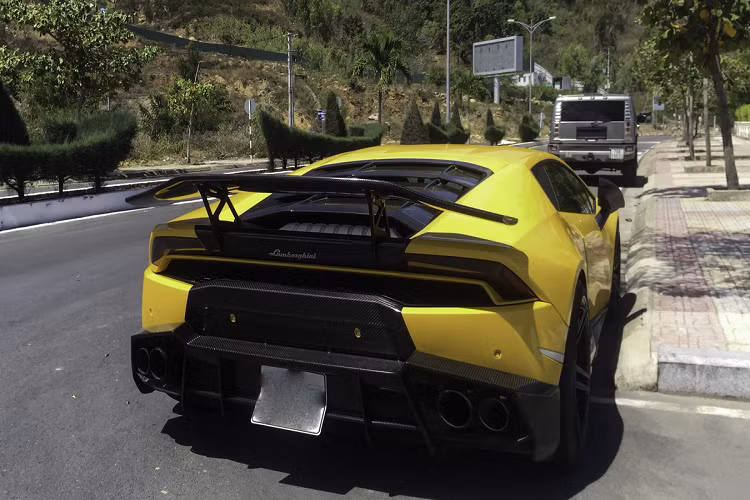 Lamborghini Huracan LP610-4 sử dụng khối động cơ V10 hút khí tự nhiên, dung tích 5.2 lít, sản sinh công suất cực đại 610 mã lực và mô men xoắn đạt mức 560 Nm.