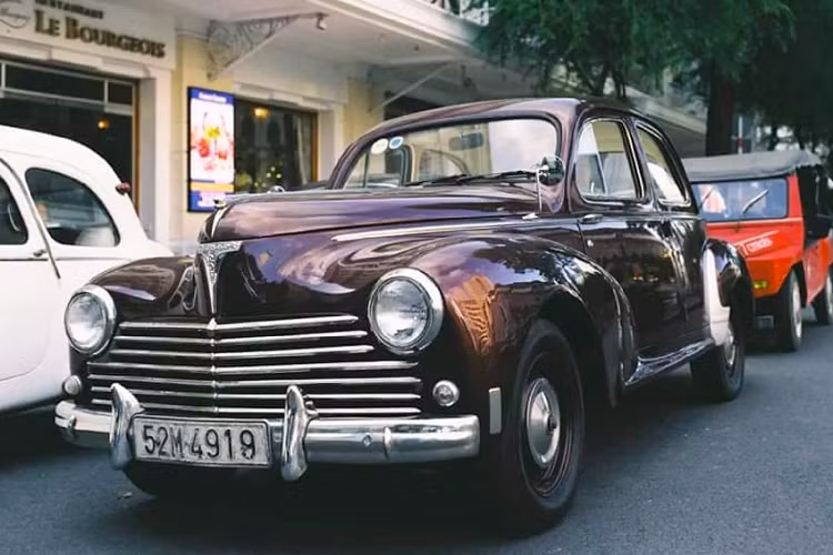 Thương hiệu xe Peugeot với logo hình con sư tử chắc hẳn sẽ không còn quá xa lạ với người Việt Nam. Đặc biệt, những chiếc xe ôtô Peugeot 203 được sản xuất từ những năm 1948 – 1960, vào thời điểm trước 1975 nó không quá xa lạ với những gia đình quý tộc ở dải đất hình chữ S.
