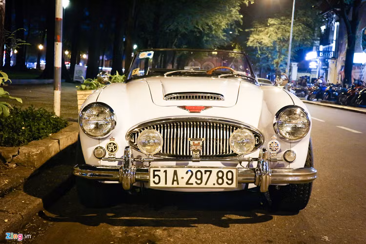 Ở thời đại của mình, Austin-Healey 3000 hàng hiếm là biểu tượng của giới thượng lưu. Ngoại hình thanh lịch, ấn tượng của chiếc xe thu hút những người sưu tầm xe cổ trên toàn thế giới. Chiếc xe này là phiên bản Austin-Healey 3000 MK IIII (Mark III), thuộc sở hữu của một đại gia tại TP.HCM. 