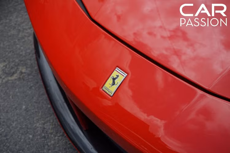Về tổng thể, xe sở hữu lớp sơn ngoại thất đỏ rực Rosso Corsa đặc trưng của thương hiệu siêu xe Ý, thiết kế không có nhiều sự khác biệt so với phiên bản Coupe, điểm khác biệt lớn nhất chính là phần mui cứng được sơn đồng màu với ngoại thất. Công đoạn đóng mở phần mui của “siêu ngựa” chỉ mất 14 giây và có thể thực hiện khi xe đang di chuyển.