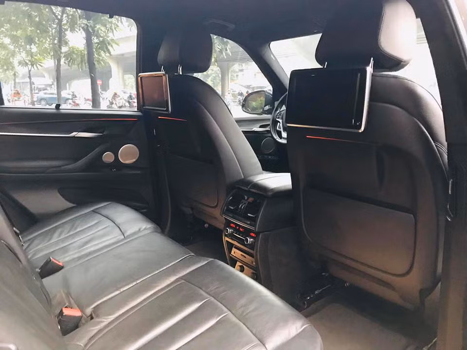 Không gian xe khá rộng và nhiều tiện nghi. Giá xe BMW X5 đời 2014 này là 2,38 tỷ và bị "lỗ" khoảng từ hơn 1,2 tỷ so với mua mới.