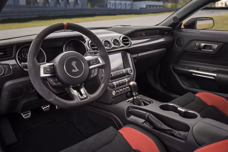 Giống như những chiếc Mustang 2020 khác, Ford Mustang Shelby GT350R mới cũng được cung cấp FordPass Connect theo tiêu chuẩn, công nghệ này cho phép người dùng tương tác với xe bằng điện thoại thông minh, giúp chủ xe có thể xem được nơi đỗ, khóa hay mở cửa và kiểm tra trạng thái mức nhiên liệu, mức dầu và nhắc nhở bảo dưỡng qua điện thoại.