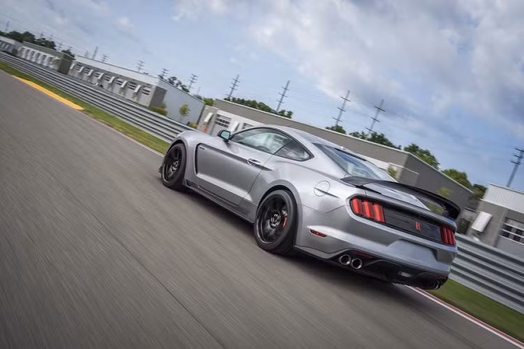 Ngoài các cải tiến áp dụng từ GT500 mới, Mustang Shelby GT350R 2020 còn được nâng cấp về khí động học và khung gầm, trang bị la-zăng sợi carbon theo tiêu chuẩn, bộ chia gió phía trước lớn hơn và cánh gió sau thể thao.