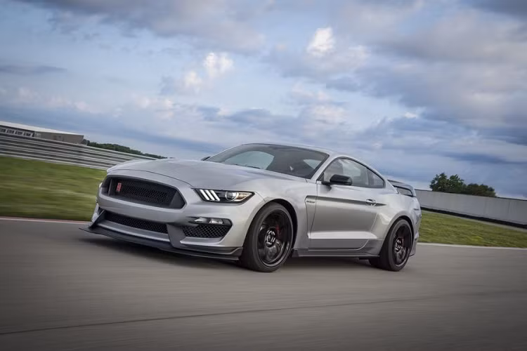 Các thay đổi của Ford Mustang Shelby GT350R 2020 bao gồm hệ thống treo trước thiết kế lại, cùm bánh trước mới giống GT500 mới nhất, bên cạnh đó, thanh răng lái mới và kiểm soát trợ lực lái được hiệu chỉnh cũng giúp GT350R nhanh nhẹn hơn khi vào cua.